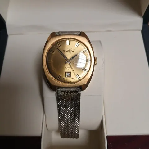 Sekonda gold-tone wristwatch with date window and mesh bracelet
