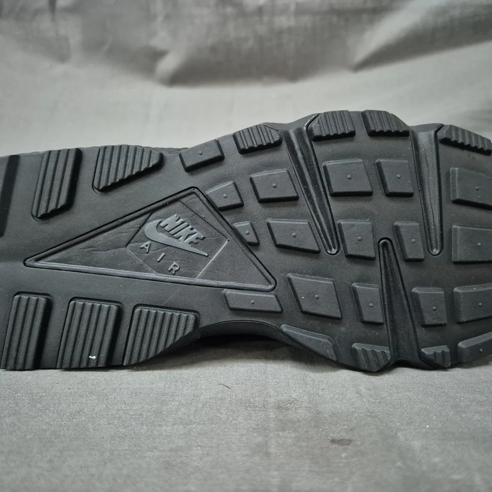 BOXED PAIR OF NIKE AIR HUARACHE SHOES IN BLACK UK SIZE 9