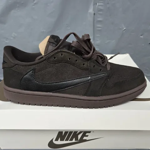 BOXED PAIR OF NIKE AIR JORDAN 1 LOW TRAINERS IN BROWN - UK 9