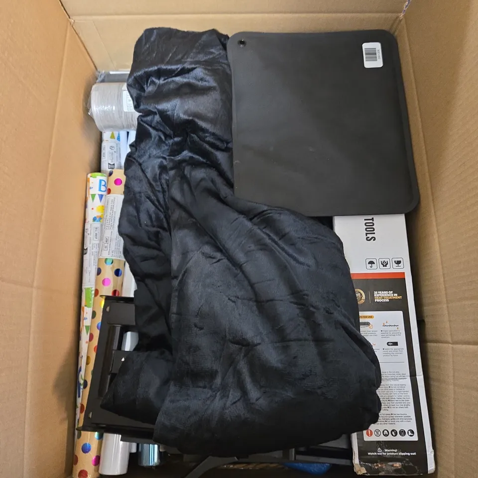 BOX OF APPROXIMATELY 15 ASSORTED ITEMS INCLUDING AN ELECTRIC CREVICE CLEANING BRUSH, A REUSABLE FREEZER BOARD AND A MANCHESTER UNITED SUNSET A2 PRINT