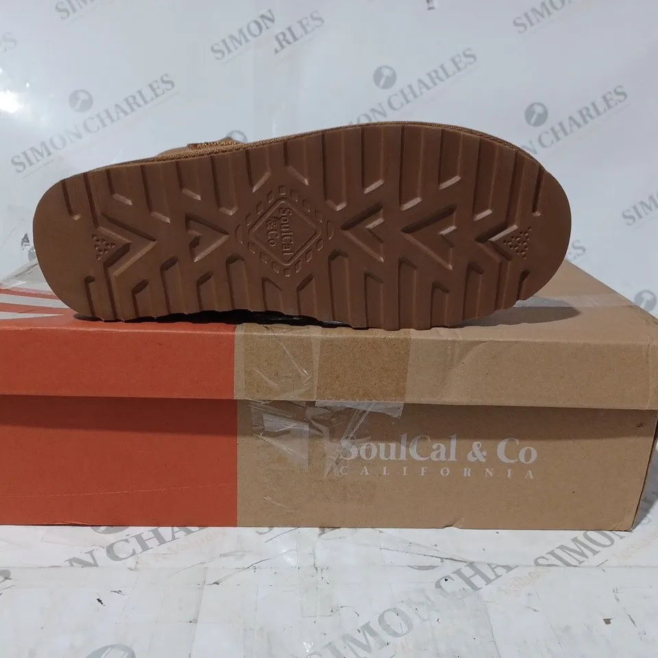 BOXED PAIR OF SOULCAL & CO TAHOE SNUG BOOTS IN CHESTNUT SIZE 6