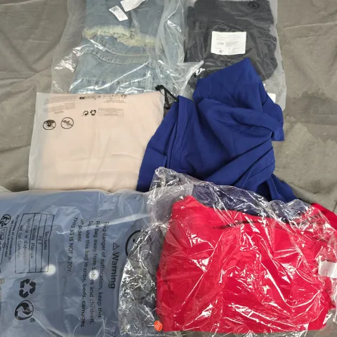 APPROXIMATELY 35 ASSORTED CLOTHING ITEMS IN VARIOUS SIZES, STYLES & COLOURS TO INCLUDE TOPS, JUMPERS, JEANS, ETC - COLLECTION ONLY