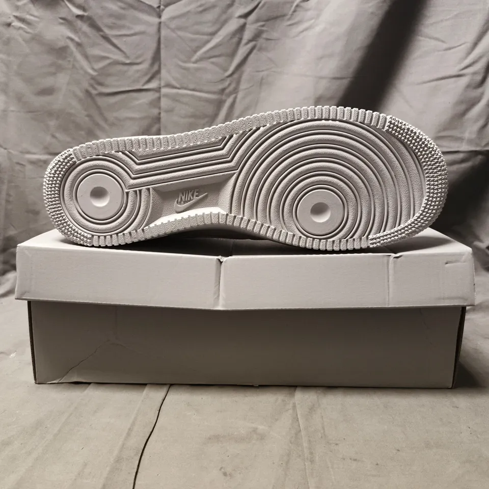 BOXED PAIR OF NIKE AIR FORCE 1 '07 SHOES IN WHITE SIZE UK 11