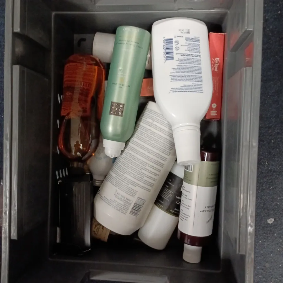 APPROXIMATEY 20 ASSORTED HEALTH AND BEAUTY PRODUCTS TO INCLUDE - DR SQUATCH SOAP - ORALIEVE MOUTH RINSE AND L'OREAL SILVER SHAMPOO