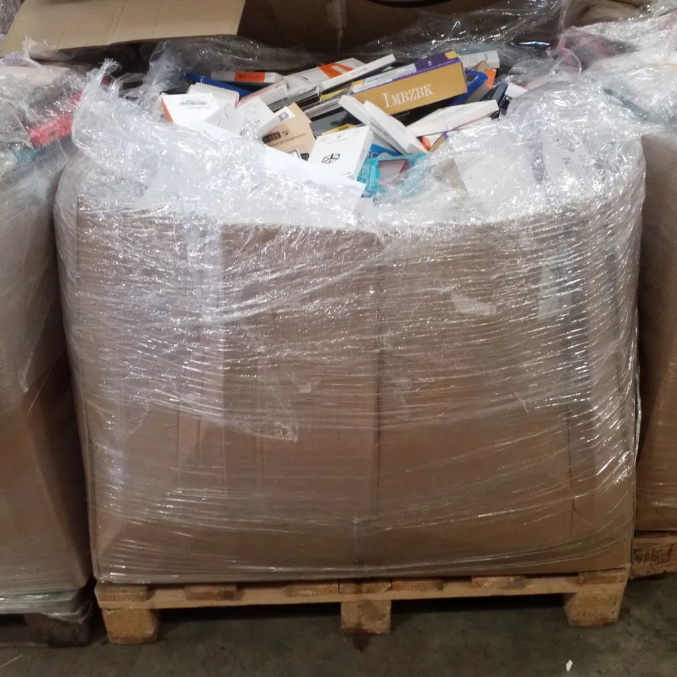 PALLET CONTAINING LARGE QUANTITY OF ASSORTED PHONE CASES