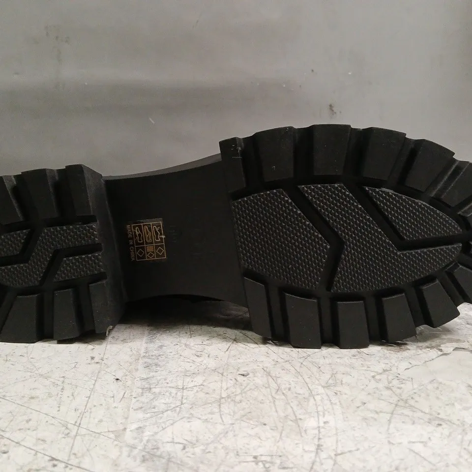 BOXED PAIR OF KOI VADER MEN'S PADDED CROFT BOOTS IN BLACK SIZE UK 10