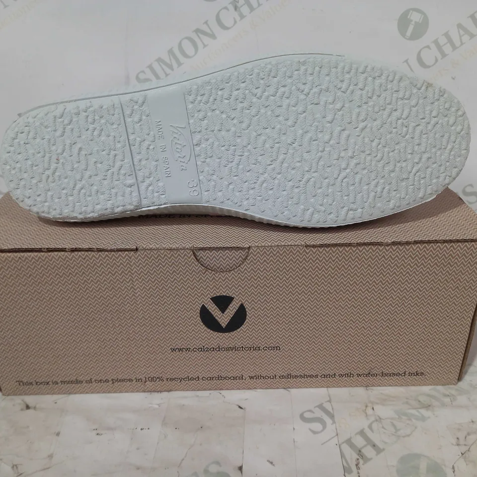 BOXED PAIR OF VICTORIA SHOES IN WHITE EU SIZE 39