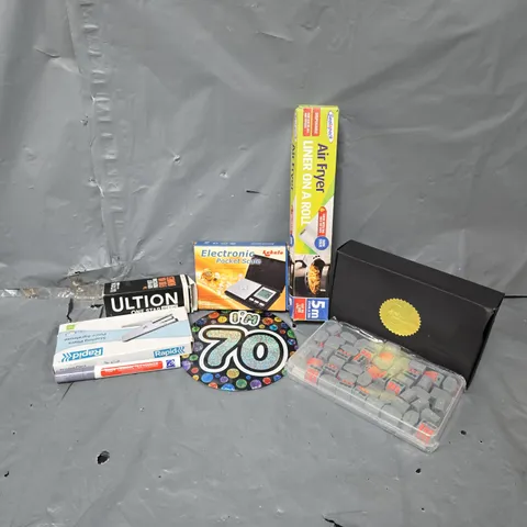 APPROXIMATELY 15 ASSORTED HOUSEHOLD ITEMS TO INCLUDE ELECTRONIC POCKET SCALE, RAPID STAPLING PLIERS, AIR FRYER LINER, ETC
