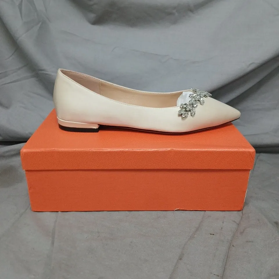 GRACE EVERY STEP COURT SHOES WITH JEWEL EFFECT DETAIL - CREAM - SIZE EU 38