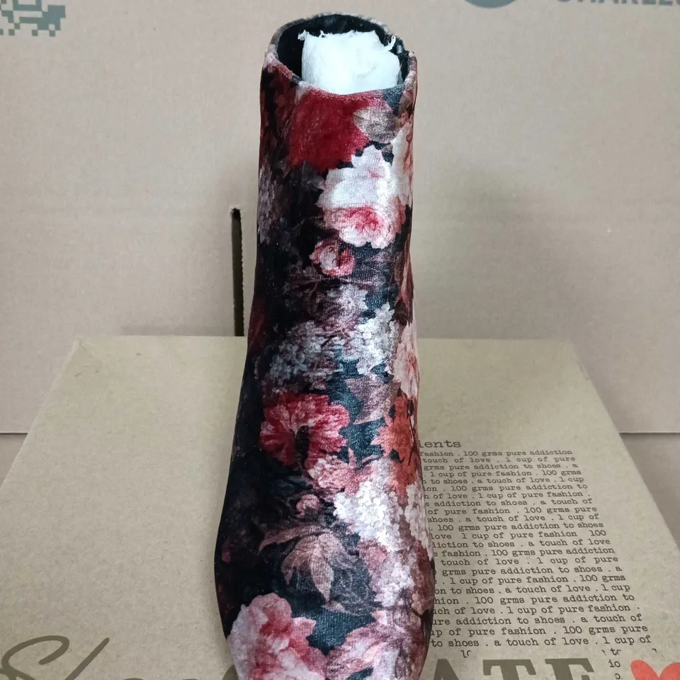 BOXED PAIR OF FLORAL PRINT ANKLE BOOTS WITH FAUX FUR LINING – SIZE 41
