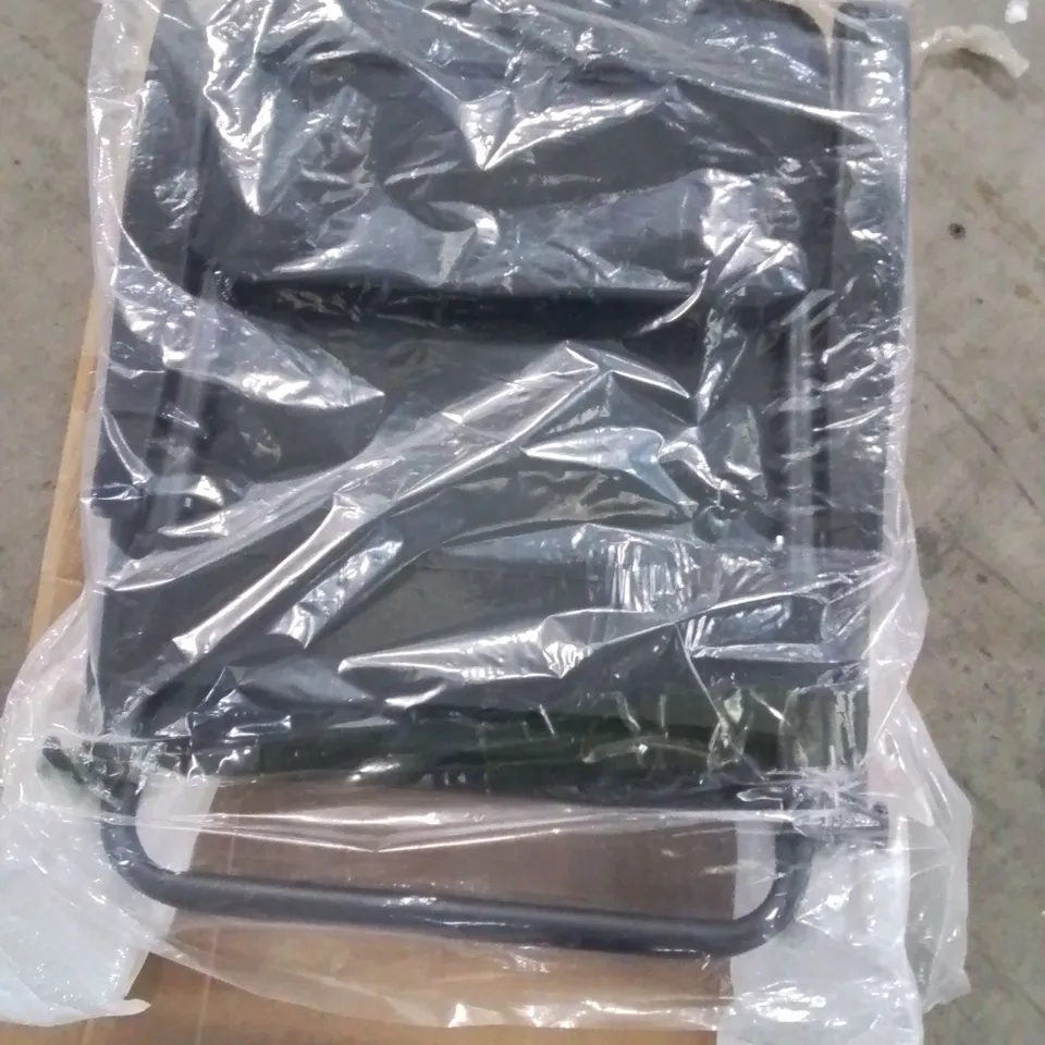 BOXED BLACK AND GREEN OUTDOOR LOUNGER/CHAIR