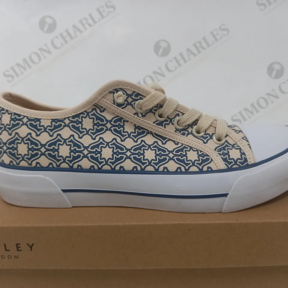 BOXED PAIR OF RADLEY LONDON CANVAS TRAINERS IN CREAM/NAVY UK SIZE 6