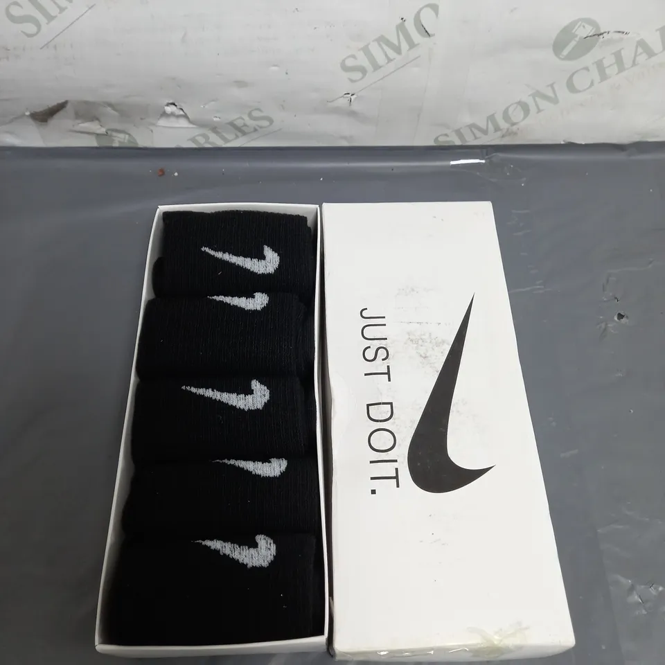 BOXED NIKE CREW SOCKS - X5 - SIZE UNSPECIFIED - BLACK