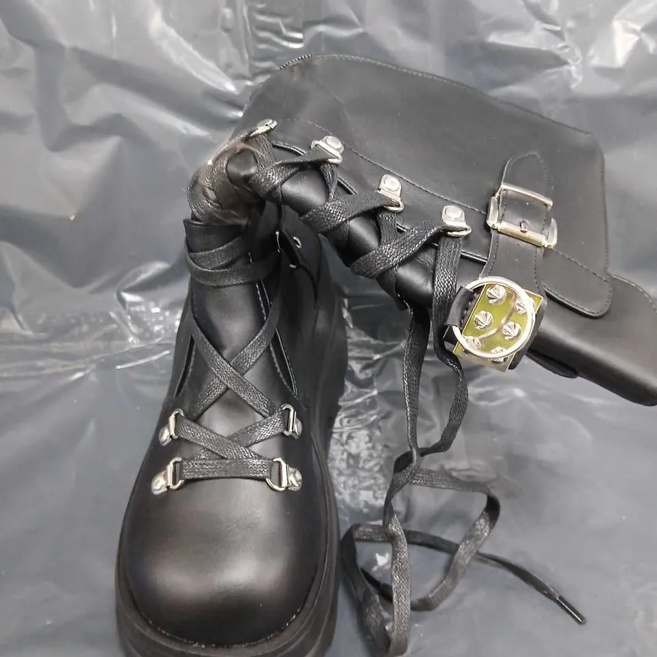 BOXED PAIR OF UNBRANDED PLATFORM WEDGE BOOTS IN BLACK SIZE EU 39