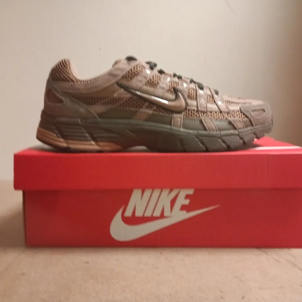 BOXED PAIR OF NIKE P-6000 TRAINERS IN CACAO WOW/BROWN SIZE UK 10
