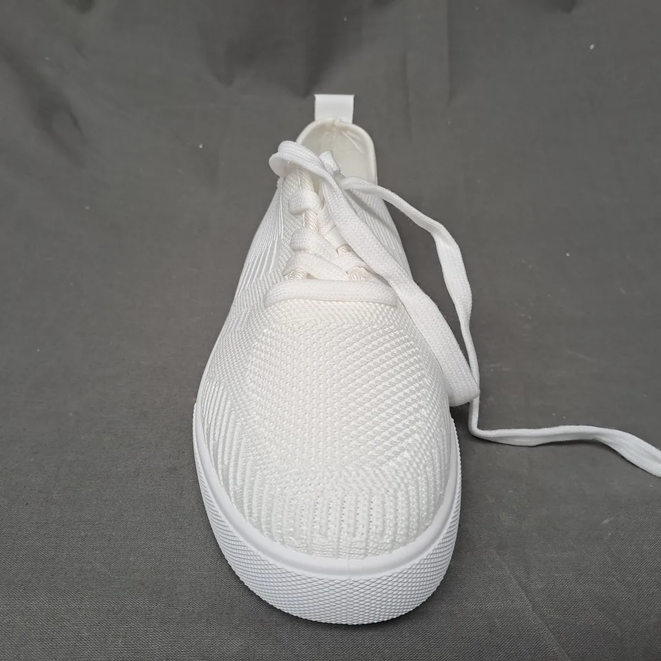BOXED PAIR OF DESIGNER SHOES IN WHITE EU SIZE 41
