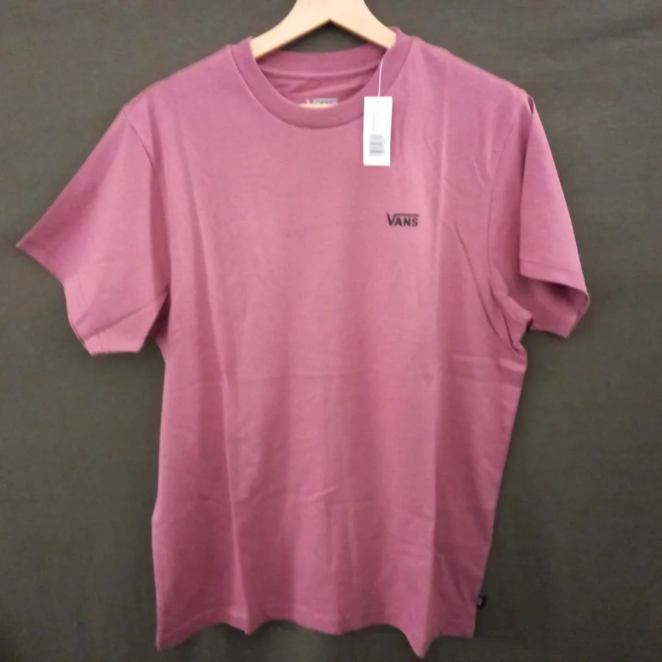 VANS LEFT CHEST LOGO TEE IN DECO ROSE - MEDIUM