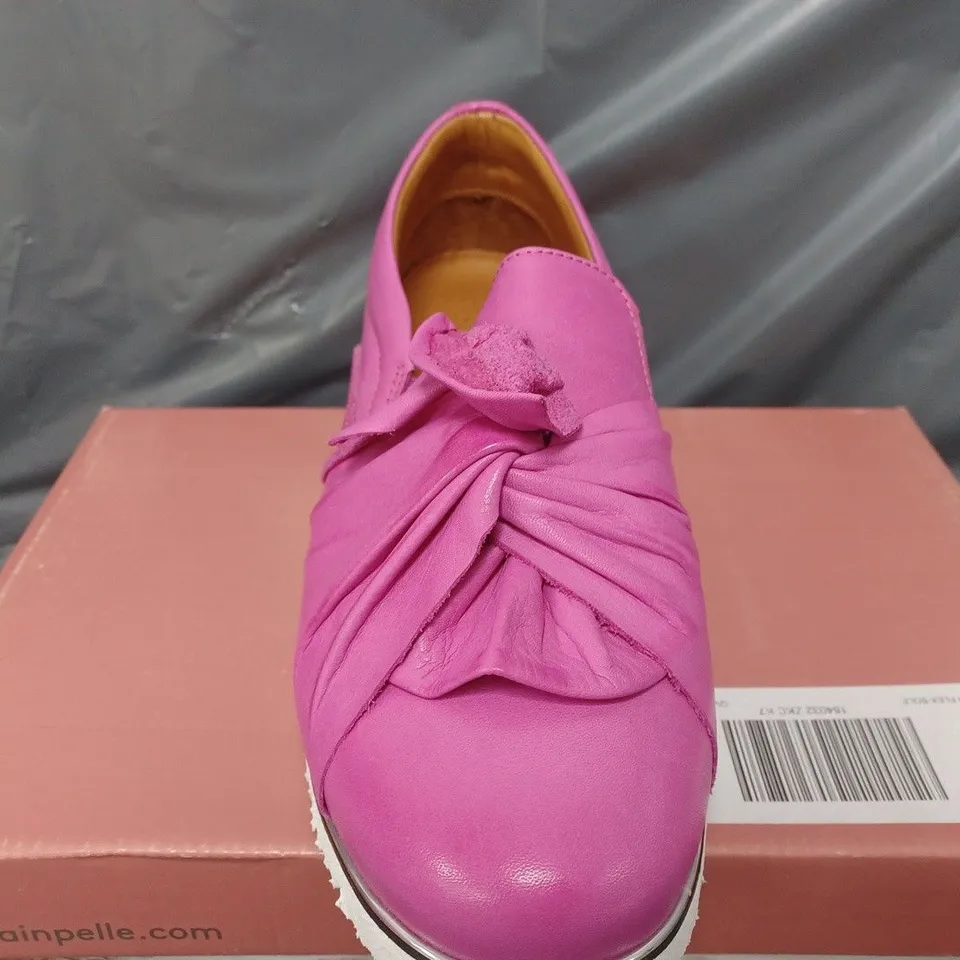 BOXED MODA IN PELLE ANETTE LEATHER BOW TWIST UPPER WITH FLEX SOLE TRAINERS IN FUSCHIA - SIZE 40