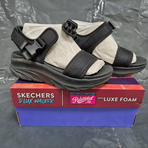 BOXED PAIR OF SKECHERS D'LUX WALKER SANDALS IN BLACK SIZE 5