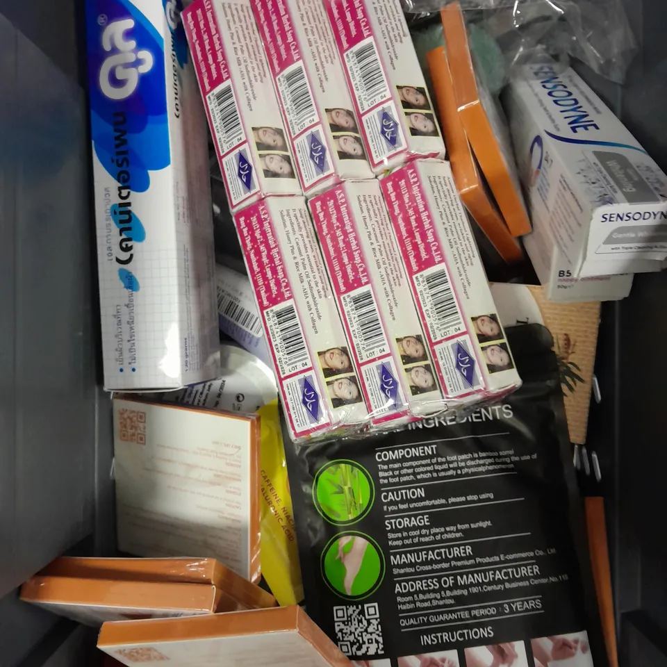 APPROXIMATELY 20 ASSORTED HEALTH & BEAUTY PRODUCTS TO INCLUDE VEET WAX STRIPS, NIVEA HAND CREAM, BEAUTY CROP MINI MIST DUO ETC 