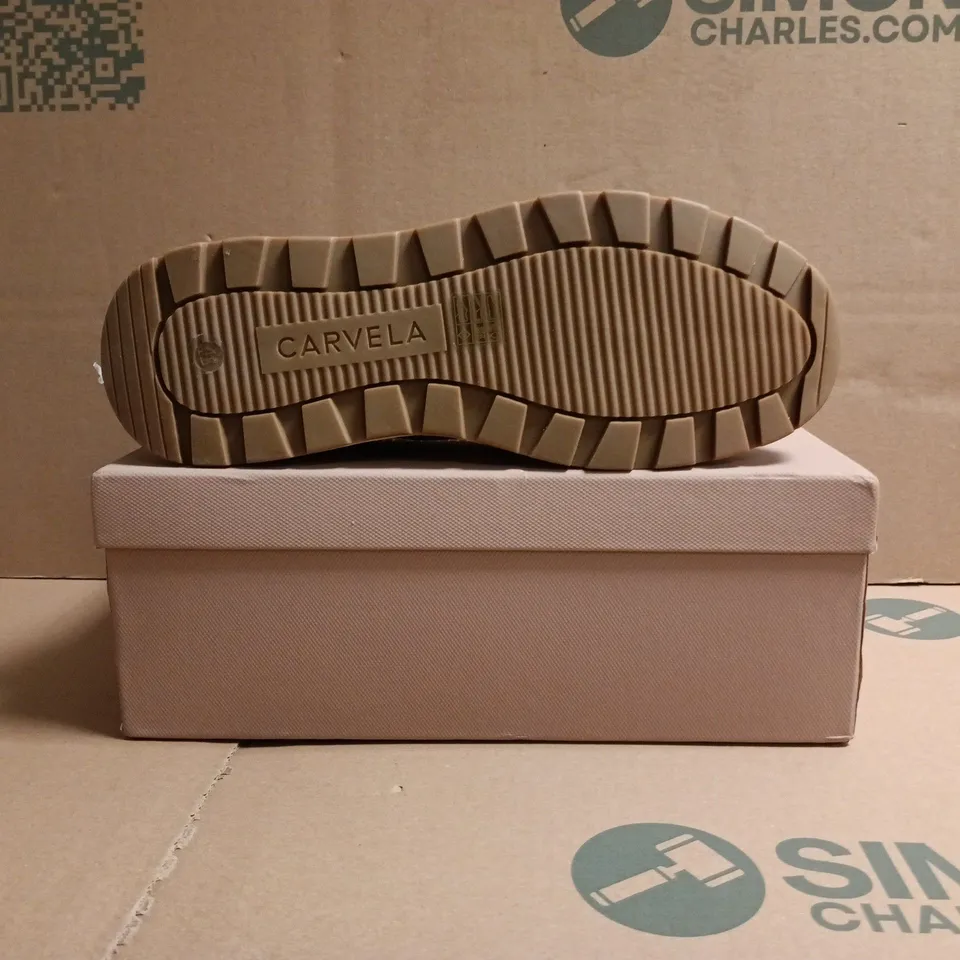 BOXED PAIR OF CARVELA PACE ZIP KNIT TRAINERS IN TAUPE SIZE EU 42