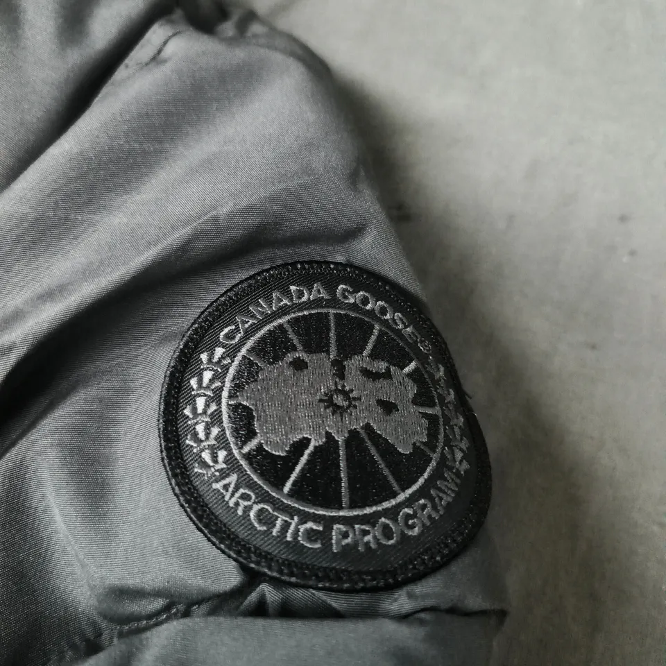 CANADA GOOSE ARCTIC PROGRAM PARKA – SIZE LARGE 