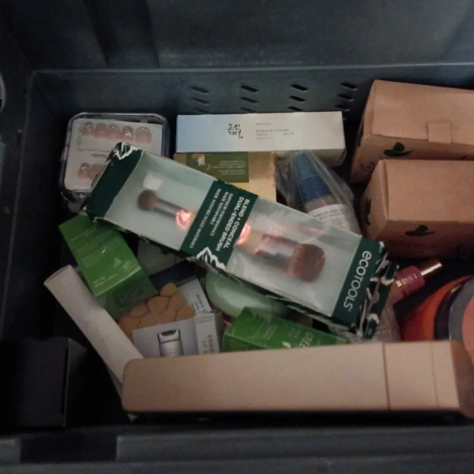 APPROXIMATEY 20 ASSORTED HEALTH AND BEAUTY PRODUCTS TO INCLUDE - L'OREAL MEN EXPERT SHOWER GEL - DOVE BODY LOTION AND TROPIC LUXURY BATH FOAM