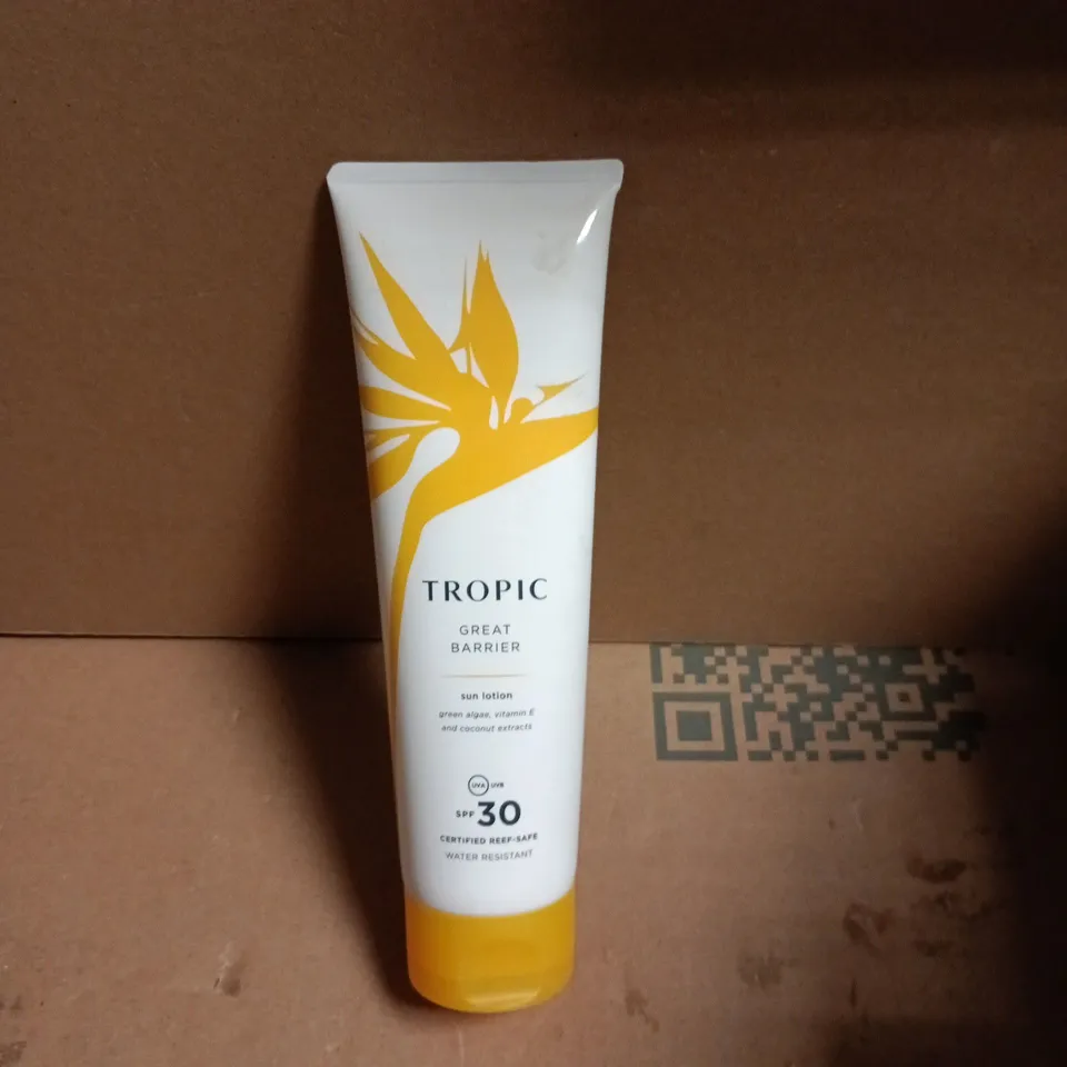 APPROXIMATELY 18 ASSORTED COSMETIC ITEMS INCLUDING ARGAN OIL CONDITIONER , TROPIC SUN LOTION AND UMBERTO GIANNINI HEAT SHIELD HAIR SPRAY 