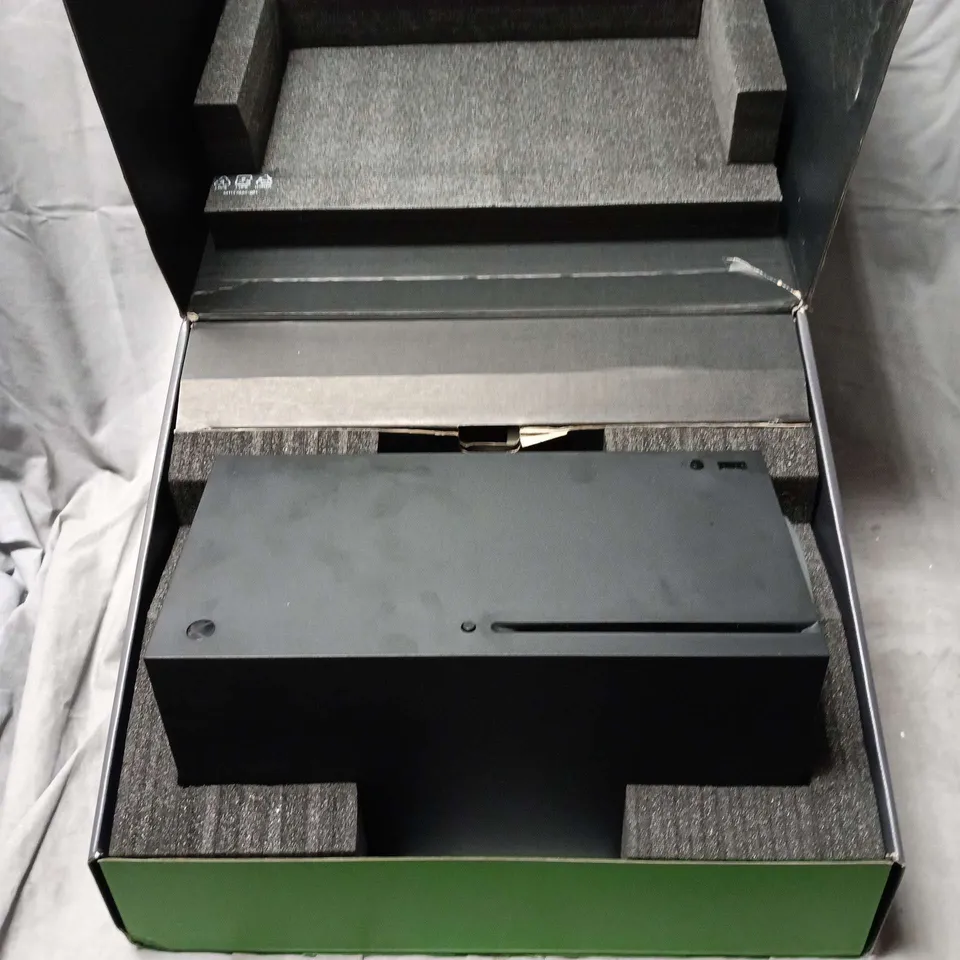 X BOX X SERIES GAME CONSOLE 4K 120 FPS 1TD SSD. BOXED WITH POWER SUPPLY AND GAME CONTROLLER