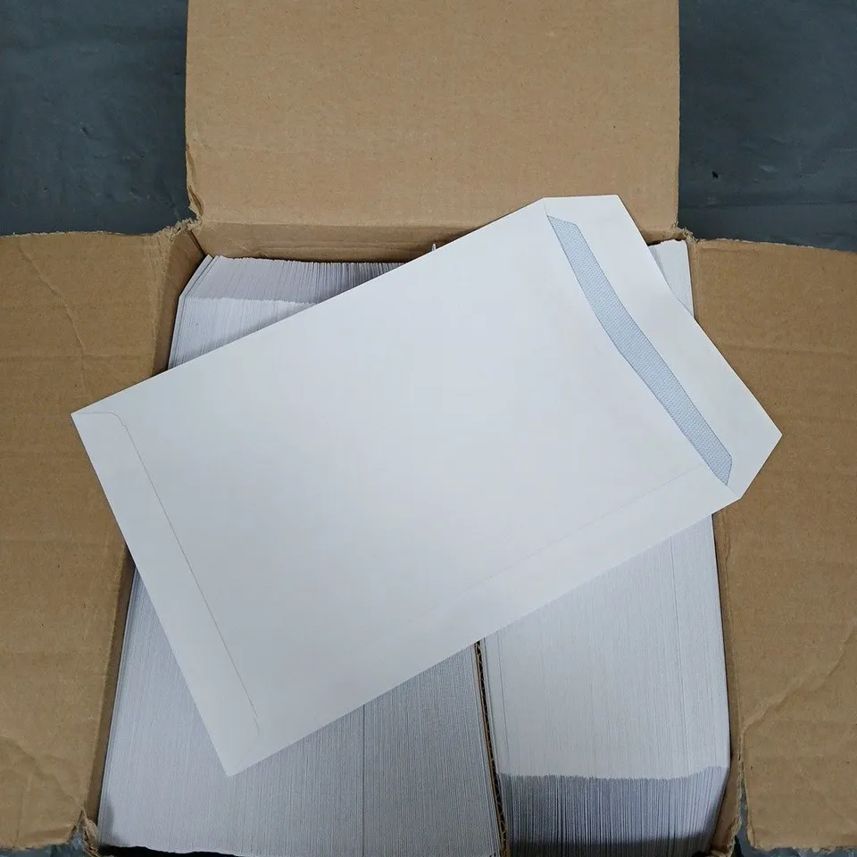 APPROXIMATELY 450 PURELY EVERYDAY COMMERCIAL WHITE ENVELOPES 