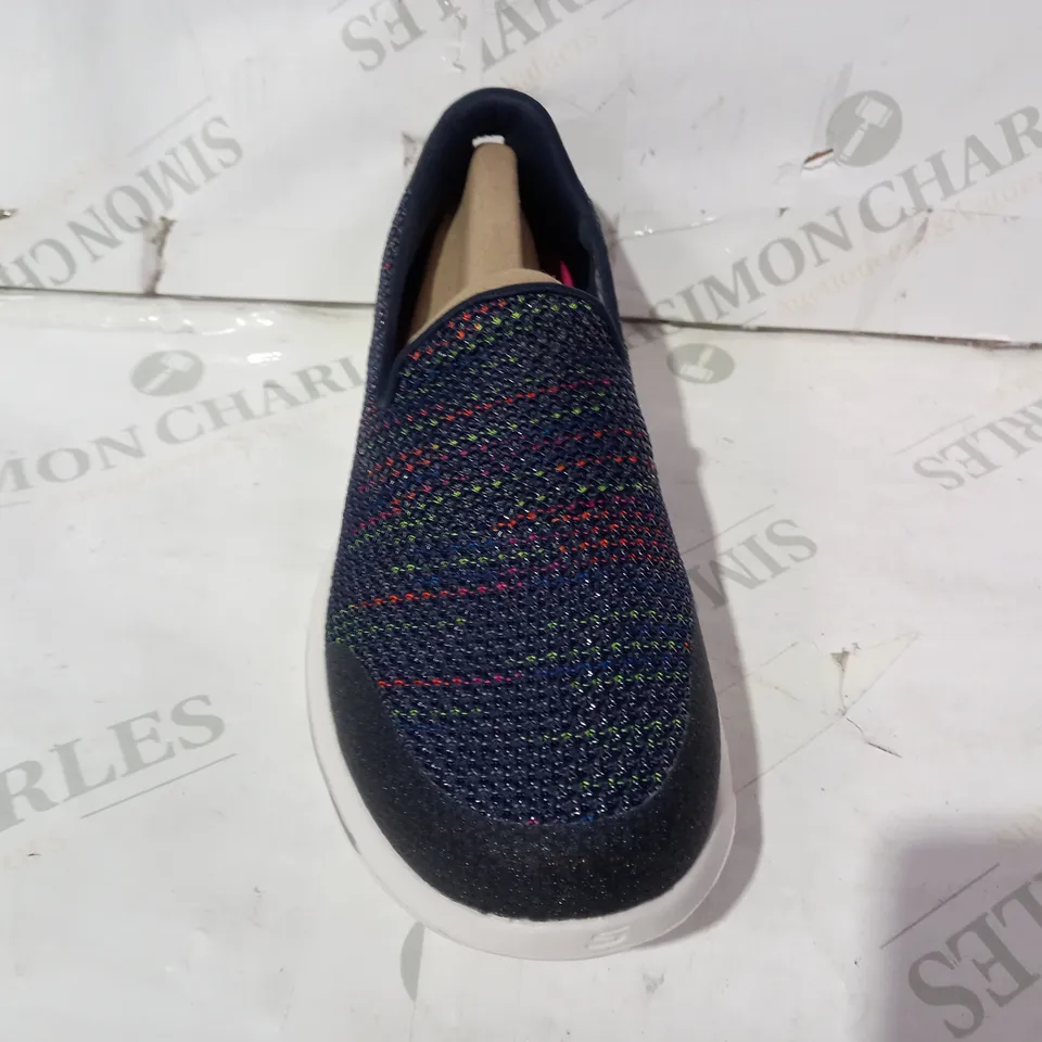 BOXED PAIR OF SKECHERS GO WALK EVOLUTION KNIT SLIP ON TRAINERS IN NAVY UK SIZE 4