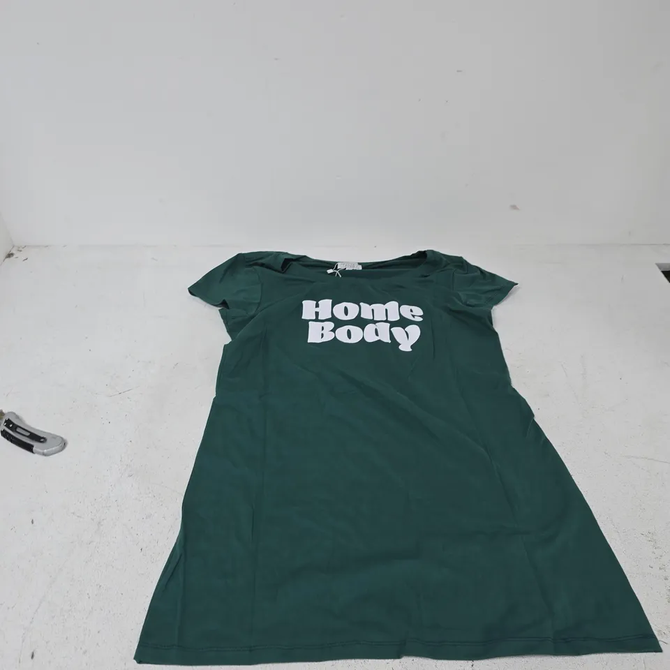 BOX OF APPROXIMATELY 35 ASSORTED CLOTHING ITEMS TO INCLUDE: TAMSY HOMEBODY TSHIRT