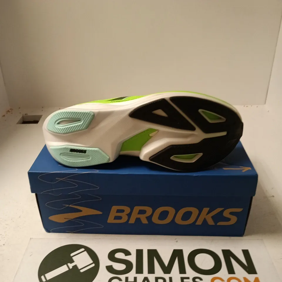BOXED PAIR OF BROOKS HYPERION MAX 3 TRAINERS IN GREEN - UK 11