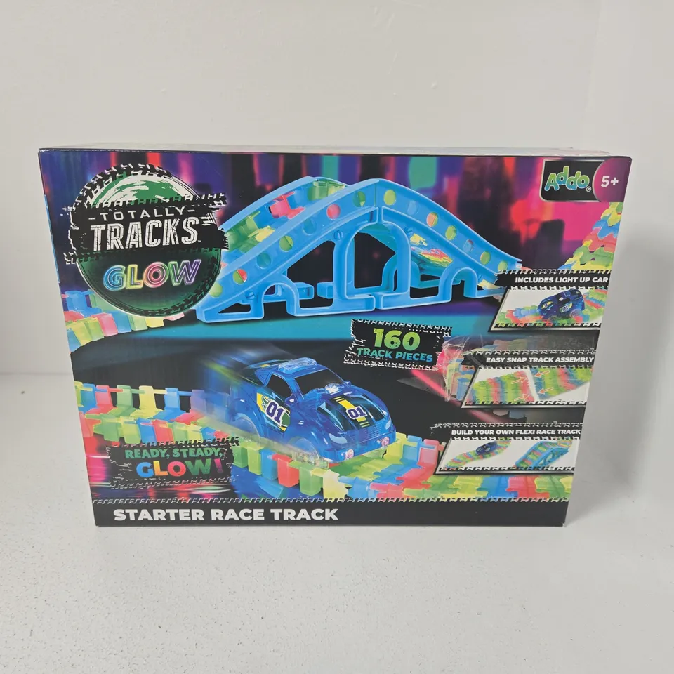TOTALLY TRACKS GLOW STARTER RACE TRACK – BOXED TOY SET (AGE 5+)