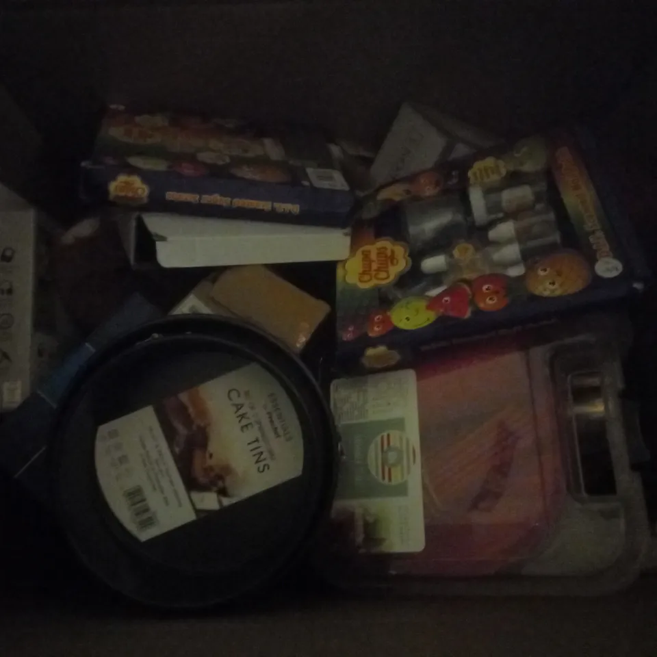 APPROXIMATELY 15 ASSORTED HOUSEHOLD ITEMS TO INCLUDE ROYAL STEWART MUGS, SILVER DAMASK LAMP, FLASK, ETC