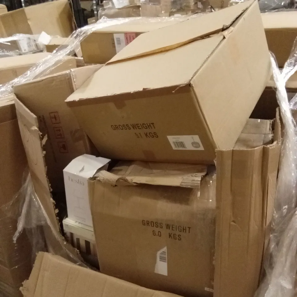 PALLET TO CONTAIN A LARGE QUANTITY OF DESIGNER HOME LIGHTING GOODS AND PRODUCTS 