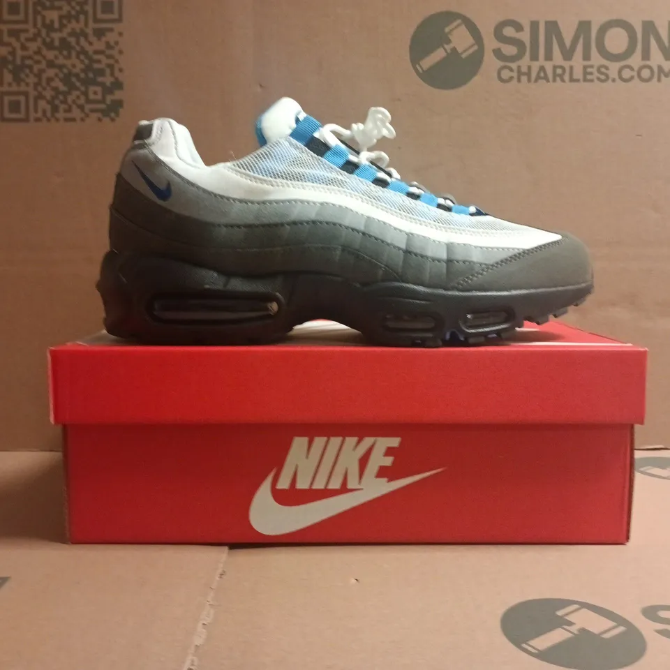 BOXED PAIR OF NIKE AIR MAX TRAINERS IN WHITE/GREY/BLUE SIZE UK 9