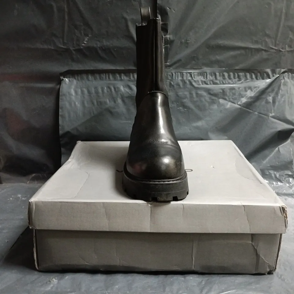 BOXED PAIR OF VAGABOND ANKLE BOOTS IN BLACK SIZE EU 39