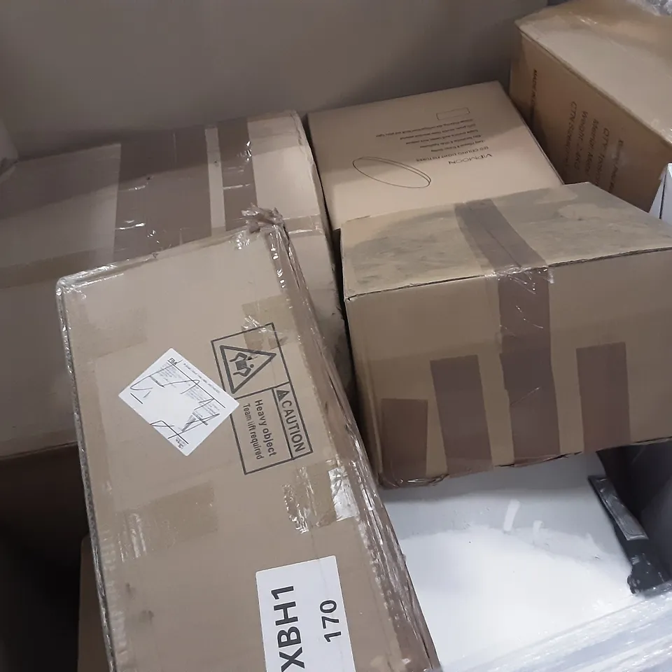 LARGE PALLET OF ASSORTED HOMEWARE ITEMS TO INCLUDE WEATHER STATIONS, RUGS, BACKPACKS ETC