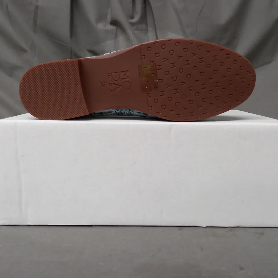 BOXED PAIR OF MODA IN PELLE LOAFERS IN DENIM SNAKE SIZE 6
