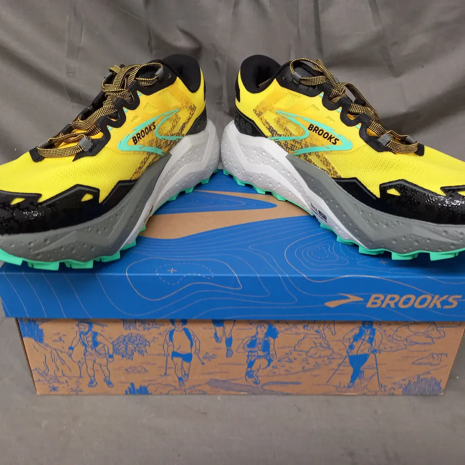 BOXED PAIR OF BROOKS CALDERA 7 SHOES IN LEMON/BLACK/GREEN UK SIZE 10.5