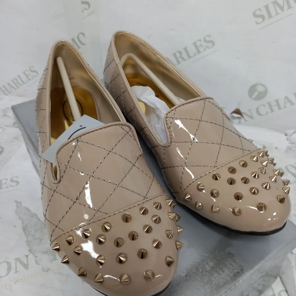 BOXED CASANDRA NUDE PATCH LOW SHOE SPIKES - SIZE 5