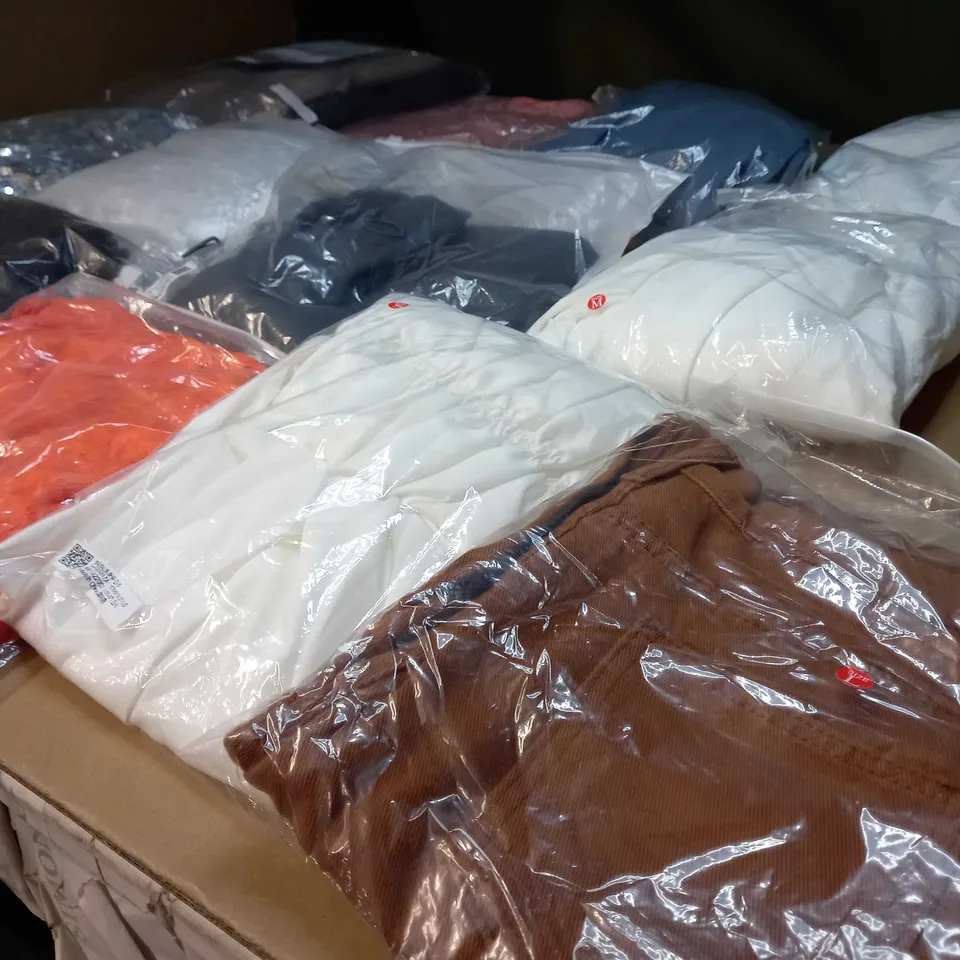 LOT OF APPROX 25 ASSORTED CLOTHING ITEMS VARYING IN SIZE/COLOUR/STYLE TO INCLUDE: TROUSERS, SKIRTS, TOPS