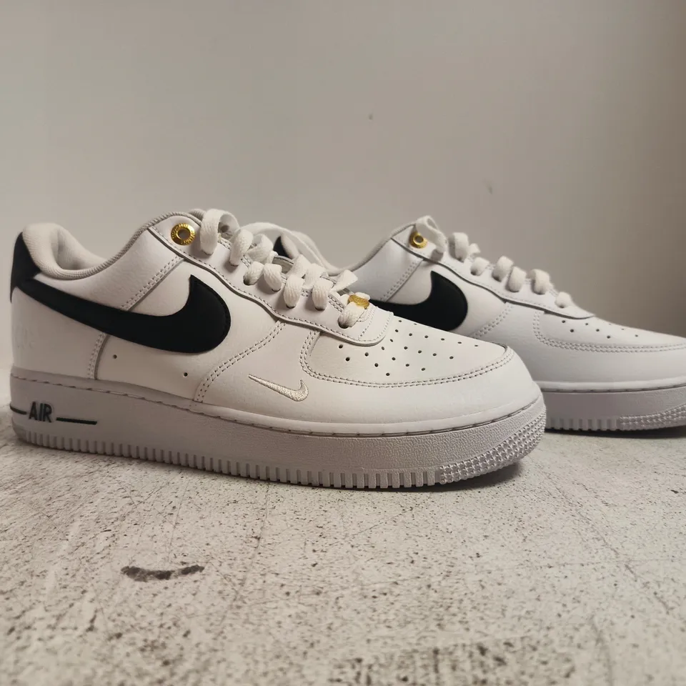PAIR OF NIKE AIR FORCE 1 TRAINERS IN WHITE/BLACK SIZE UK 8