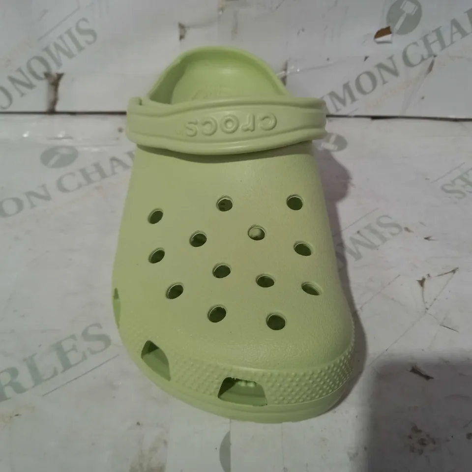 BOXED PAIR OF CROCS CLASSIC IN CELERY GREEN SIZE M6/W8
