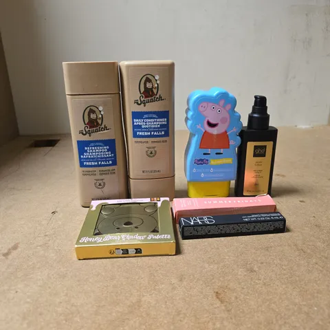 TOTE OF APPROXIMATELY 20 ASSORTED COSMETIC ITEMS TO INCLUDE DR SQUATCH, PEPPA PIG BUBBLE BATH, GHD, NARS, I LOVE REVOLUTION HONEY BEAR SHADOW PALETTE ETC