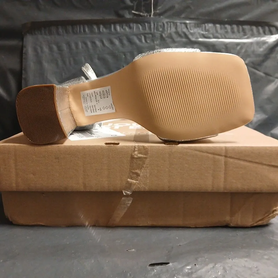 BOXED PAIR OF SIMPLY BE OPEN TOE BLOCK HEEL SANDALS IN SILVER SIZE UK 6 EXTRA WIDE