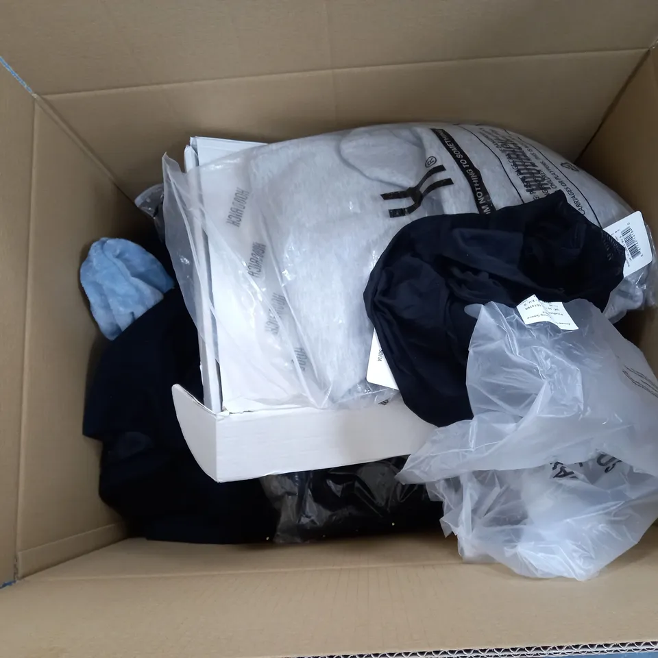 LARGE QAUNTIITY OF ASSORTED CLOTHING ITEMS TO INCLUDE DRESSES, JEANS, SHIRTS, ETC