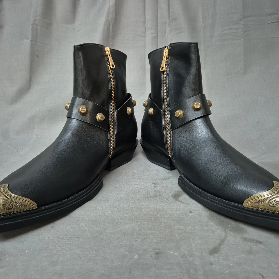 BOXED PAIR OF KOI SOULRENDER MEN'S HARDWARE COWBOY BOOTS IN BLACK/ANTIQUE BRONZE UK SIZE 11