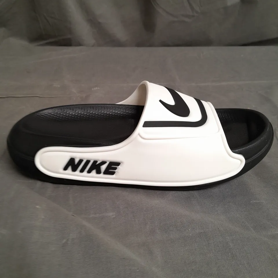 PAIR OF NIKE BLACK/WHITE SANDALS SIZE 42